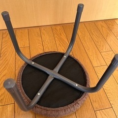 ニトリの低い丸椅子の画像