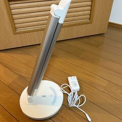 【値下げ！】LEDデスクライト TT-DL13 ホワイト【タッチセンサー/7段階調光/USBポート付】の画像