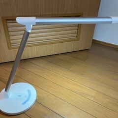 【値下げ！】LEDデスクライト TT-DL13 ホワイト【タッチセンサー/7段階調光/USBポート付】の画像
