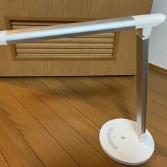 【値下げ！】LEDデスクライト TT-DL13 ホワイト【タッチセンサー/7段階調光/USBポート付】の画像