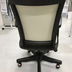 キャスター付アームチェア、木枠背座レザー張りの画像