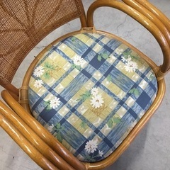 ラタン 回転チェア 花柄クッション インテリア家具 椅子の画像