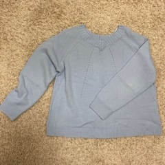 薄手のニットトップス