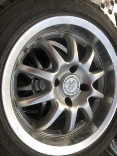 スポーツ車のアルミホイル
