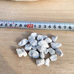 砂利 庭 白 白砂利 白い砂利 砕石  ホワイト  敷き砂利 庭用 化粧砂利 ガーデニング 庭石 天然石 大理石 きれい 白砕石 小粒 和風 洋風 おしゃれ 庭の砂利 白色 石材 ジャリ 石 約10-20mm 庭 敷く 石の画像