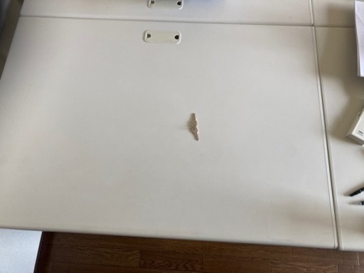 事務机　4個あります。