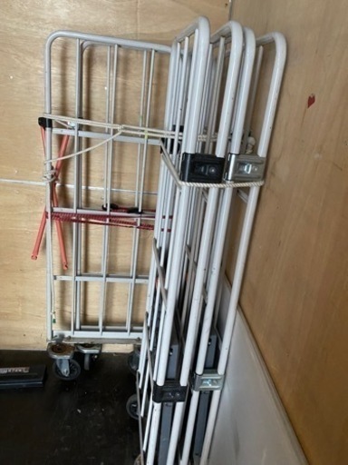 カゴ台車2台あり　1台8,000円です