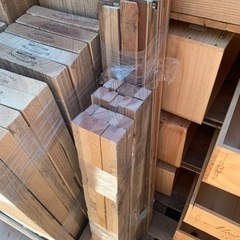 足場端材（角材）サイズ色々の画像
