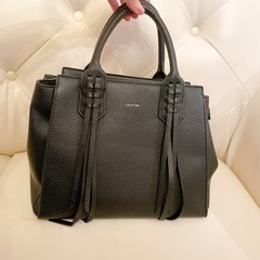 美品　黒　ハンドバッグ　合皮　革　フリンジ　ブラック　ゴールド　130