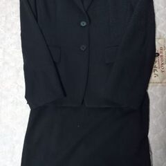 「差し上げます」→GRACE CONTINENTAL服、黒スーツ、サンダルの画像