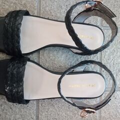 「差し上げます」→GRACE CONTINENTAL服、黒スーツ、サンダルの画像