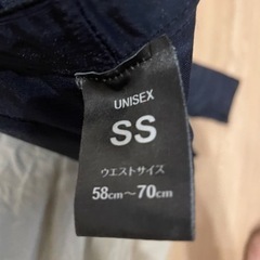スキーやスノボの時のズボン、肘当て、ニット帽の画像