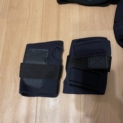 スキーやスノボの時のズボン、肘当て、ニット帽の画像