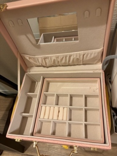 化粧品ボックス2つ