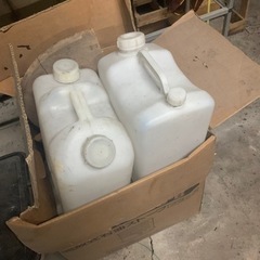 キャンプなどにいかが　小さめのポリタンク