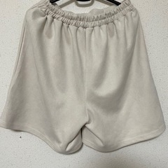 ベロア素材っぽいボトムス ベージュの画像