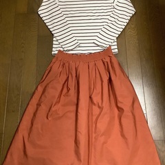 カットソーとリバーシブルフレアスカート
