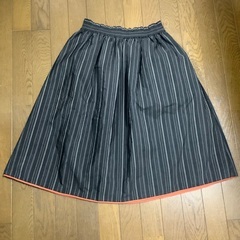 カットソーとリバーシブルフレアスカートの画像