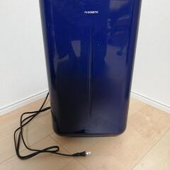 保冷庫 と クーラーボックス 2個 と 木製テーブル と カーテ...