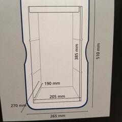 保冷庫 と クーラーボックス 2個 と 木製テーブル と カーテン とスムージー とカーテン の画像
