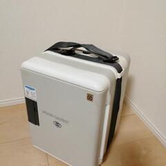 保冷庫 と クーラーボックス 2個 と 木製テーブル と カーテン とスムージー とカーテン の画像