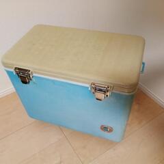 保冷庫 と クーラーボックス 2個 と 木製テーブル と カーテン とスムージー とカーテン の画像