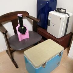 保冷庫 と クーラーボックス 2個 と 木製テーブル と カーテン とスムージー とカーテン の画像