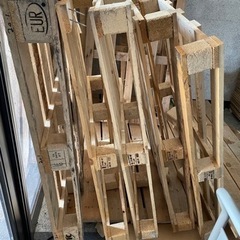 木材としても使える壊れた木製パレット(12枚)
