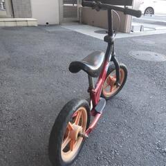 ストライダーのようなペダルなし自転車の画像