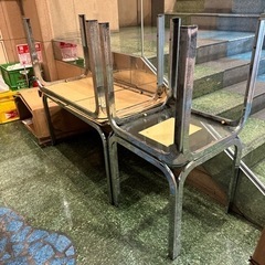 スナックやラウンジ　ガラステーブル