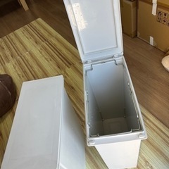 ゴミ箱2つの画像