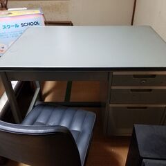 事務机、椅子セットで。二階にあるため、下ろしてくれる方。