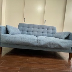 部屋のアクセントになる優しい風合いのブルーカラーソファ