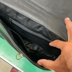 黒のハンドバッグですの画像