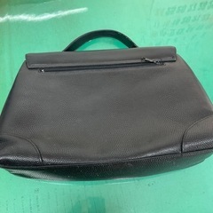 黒のハンドバッグですの画像