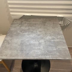 ダイニングテーブルと椅子2つ