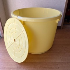 大きな黄色いバケツ　0円