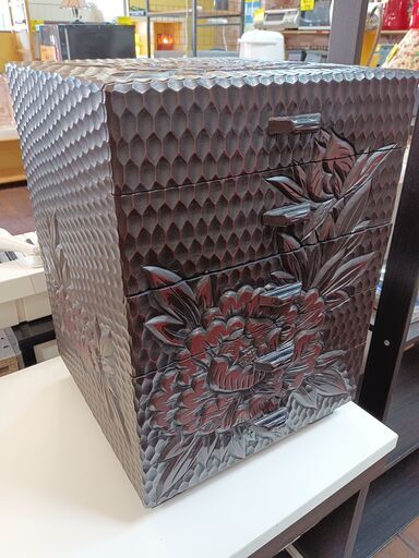 鎌倉彫り　小引き出し　レトロ　アンティーク　ヴィンテージ　ミニ箪笥　工芸品　サイズ（約）幅２９.５×奥２９.５×高４２　　■近隣配送無料 買取GO‼　栄和店