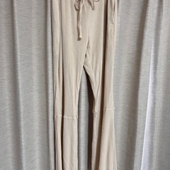 【kastane フレアズボン未使用 大きめ】