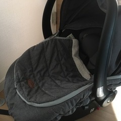 キャリータイプのチャイルドシート ベース付き