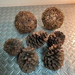 大きな松ぼっくりと蔓のボール　クリスマスにどうぞの画像