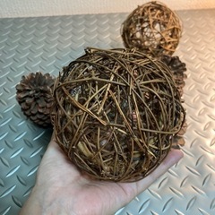 大きな松ぼっくりと蔓のボール　クリスマスにどうぞの画像