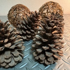 大きな松ぼっくりと蔓のボール　クリスマスにどうぞの画像