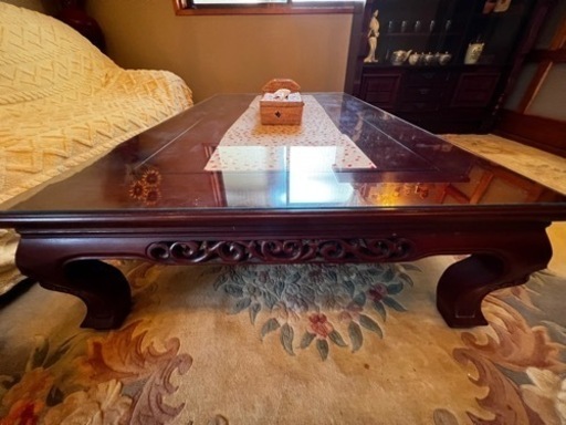 美品カリモク(ほぼ新品)ガラス付き[足彫刻］　超買い得商品