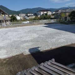 駐車場工事、残土搬出、ユンボ作業防草工事，石灰石砕石使用、…