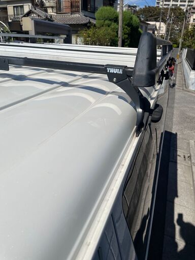 ハイエース200系用アルミ製ルーフキャリア　片側4点留タイプのTHULE製中古です