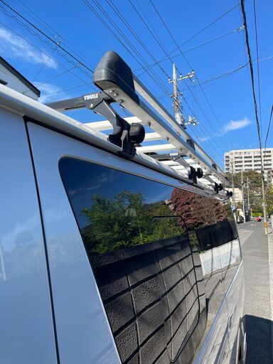 ハイエース200系用アルミ製ルーフキャリア　片側4点留タイプのTHULE製中古です