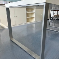 ホワイトテーブルの画像