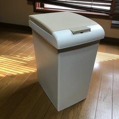 パッキン付き　防臭ゴミ箱