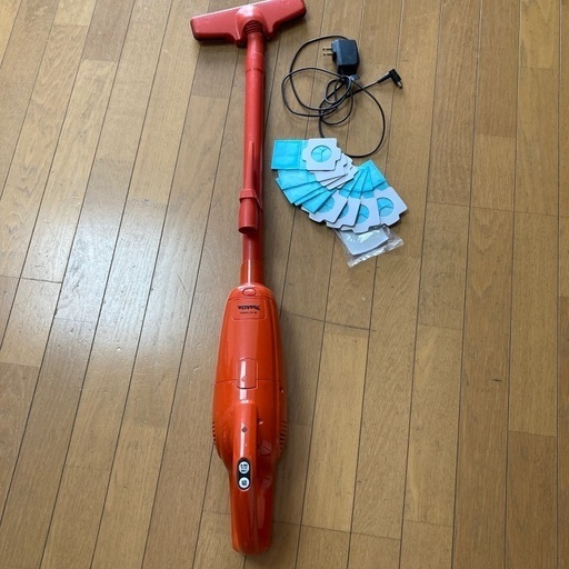 マキタ　掃除機　コードレス　赤　オレンジ